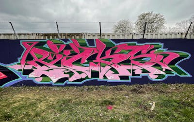 Coralle and Green Stylewriting by Picks. This Graffiti is located in Hettstedt, Germany and was created in 2022. This Graffiti can be described as Stylewriting and Wall of Fame.