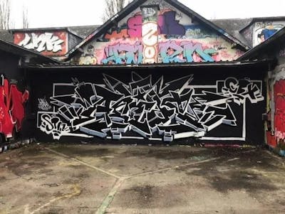 Black and White Stylewriting by Acide4000 and cbx. This Graffiti is located in Liège, Belgium and was created in 2022.