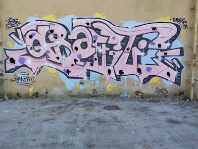 Coralle Stylewriting by Gizmo. This Graffiti is located in Thessaloniki, Greece and was created in 2023. This Graffiti can be described as Stylewriting and Abandoned.