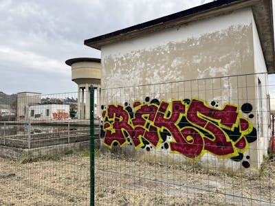 Red Stylewriting by REKS. This Graffiti is located in Ascoli Piceno, Italy and was created in 2024. This Graffiti can be described as Stylewriting and Abandoned.