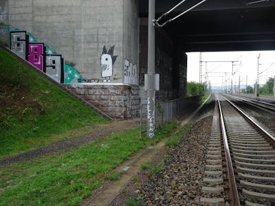 Chrome and Violet Stylewriting by 689 and 689ers. This Graffiti is located in Dresden, Germany and was created in 2022. This Graffiti can be described as Stylewriting and Line Bombing.