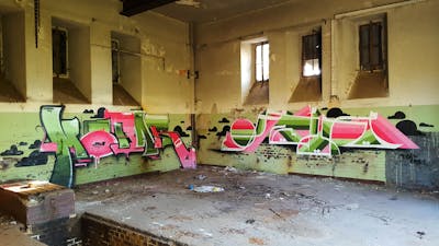 Coralle and Light Green Stylewriting by urine, mobar and OST. This Graffiti is located in Bitterfeld, Germany and was created in 2016. This Graffiti can be described as Stylewriting and Abandoned.