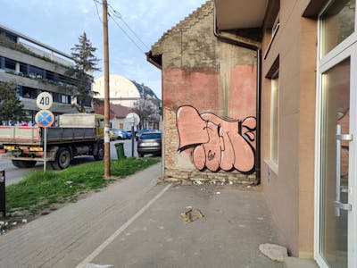 Coralle Throw Up by 7AM. This Graffiti is located in Novi Sad, Serbia and was created in 2024. This Graffiti can be described as Throw Up and Atmosphere.