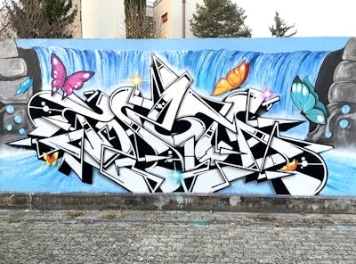 White and Colorful Stylewriting by Thetan one and Elena Bissacco. This Graffiti is located in Venezia, Italy and was created in 2021.