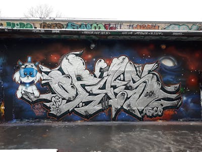 Chrome Stylewriting by Opys. This Graffiti is located in Leipzig, Germany and was created in 2021. This Graffiti can be described as Stylewriting, Wall of Fame and Characters.