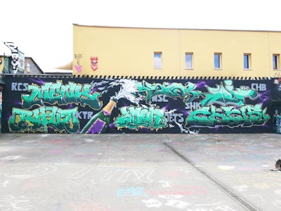 Light Green Stylewriting by Menk, Aser, Sain, Rhuz, Omar and Chr15. This Graffiti is located in Leipzig, Germany and was created in 2021. This Graffiti can be described as Stylewriting, Wall of Fame and Murals.